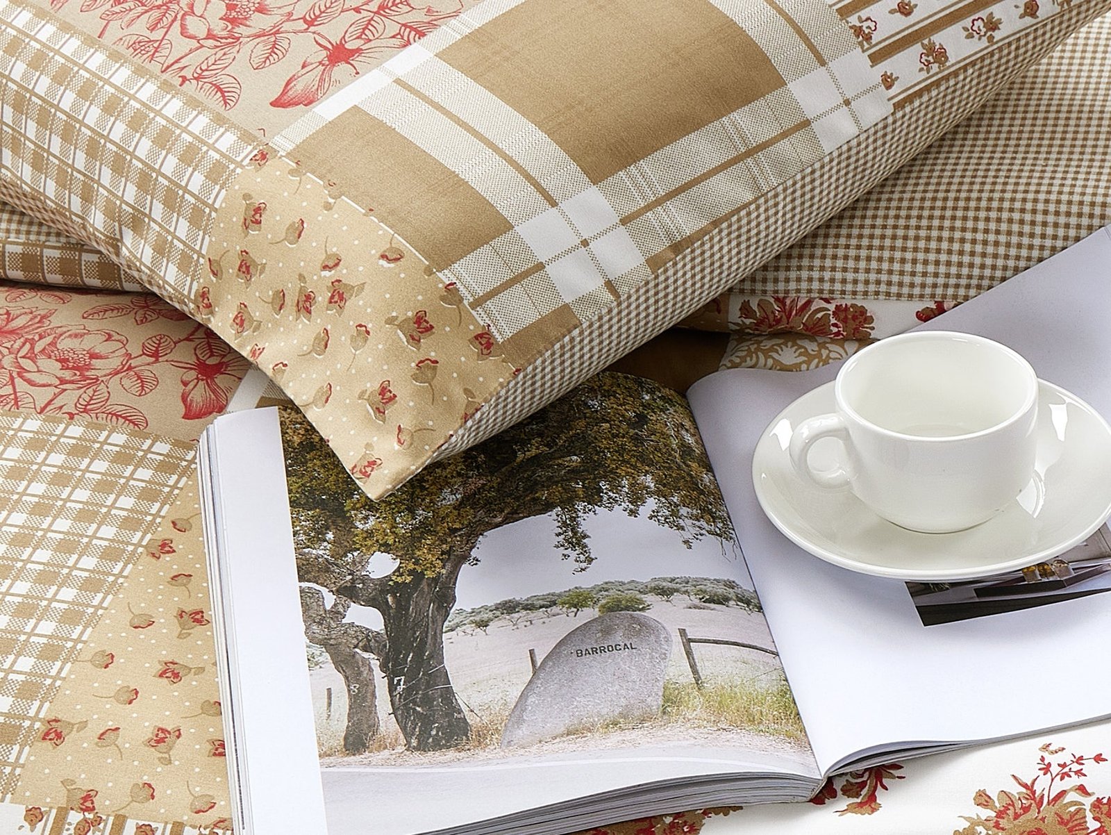 Breathable Microfibre Quilt Duvet Cover Set With Fitted Sheet - Image 7