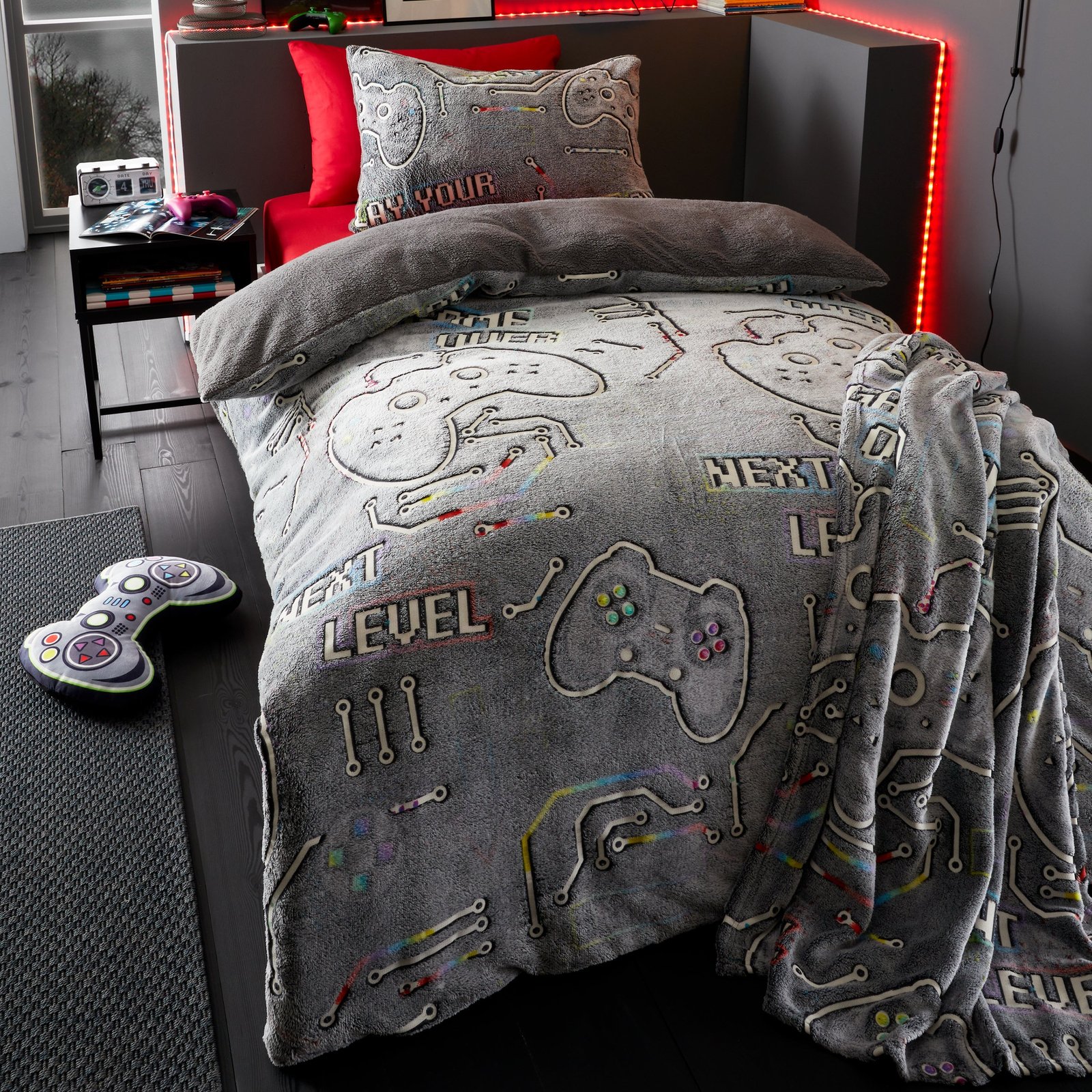 Catherine Lansfield Game Over Fleece Glow in the Dark 130cm x 170cm Throw Black - Image 4