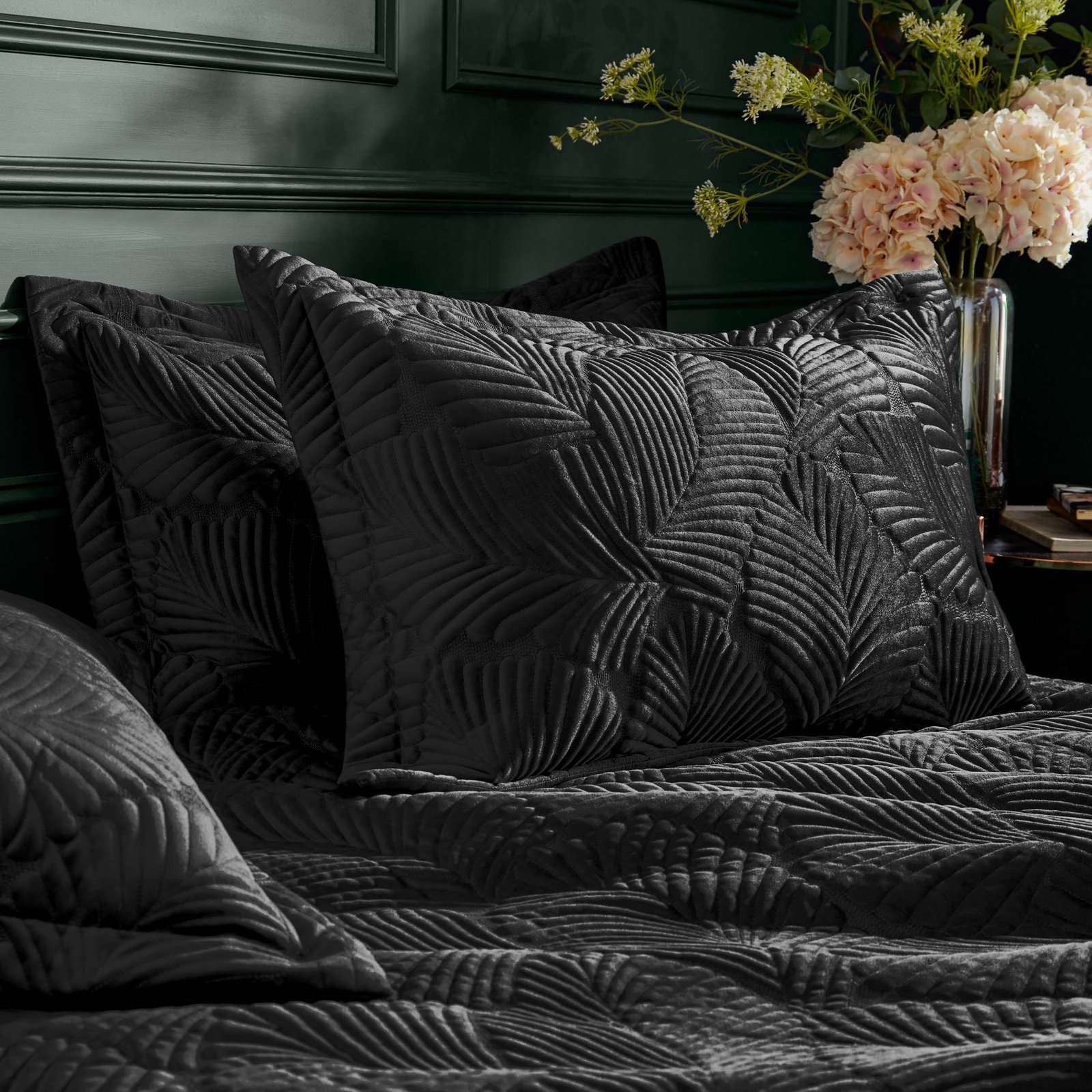 Palmeria Quilted Velvet Duvet Cover Bedding Set Black - Image 3